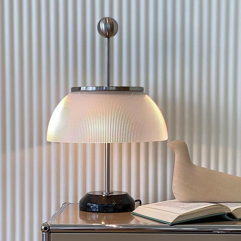 Italian Design Fashion Table Lamp Iron Art Decor Galss Desk Lights reading light Backgound Cafe Bedside Bedroom Room decor Lamp 3