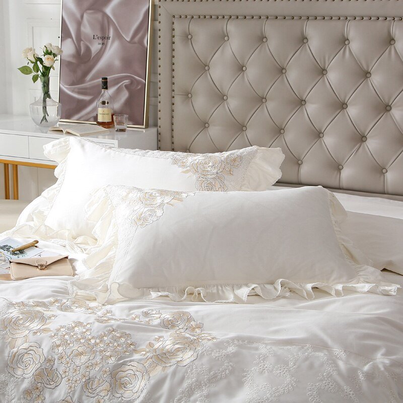 4Pcs OFF White Bedding Duvet Cover Heart Pattern Chic Wedding Lace Soft Bedding Set King Queen size Bed sheet set Pillow shams 3