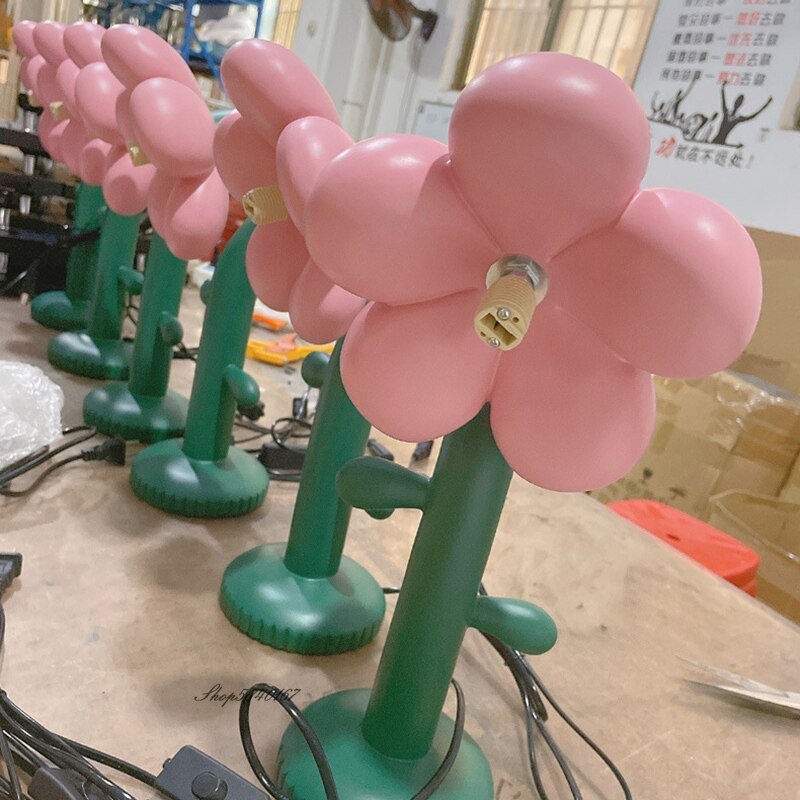 Creative Ins Peach Blossom Girl Heart Table Lamp Resin Plant Flower Desk Lamp Light for Princess Girl's Room Light Bedroom Decor 3